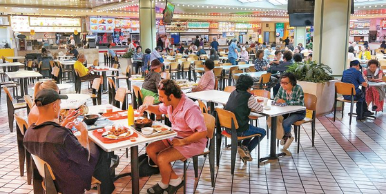 직장인들의 점심값이 9월 가장 높은 인플레이션을 기록한 가운데 코리아타운 플라자 쇼핑몰 푸드코트에 팁과 발렛파킹 비용을 아끼려는 직장인들이 식사하고 있다.  김상진 기자 