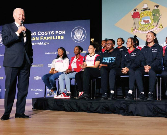 21일 델라웨어주립대를 방문한 조 바이든 대통령이 학생들 앞에서 학자금 대출 탕감 프로그램의 기대효과에 대해서 연설하고 있다.  [로이터]
