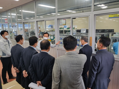 제일전기공업 김용규 부사장(가운데)이 참석자들에게 스마트공장 설비를 소개하고 있다.