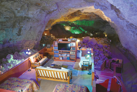 그랜드캐년 동굴 호텔의 모습. 침실과 식당 등 각종 편의 시설이 구비돼있다. [더 그랜드캐년 캐번스(Caverns) 웹사이트]