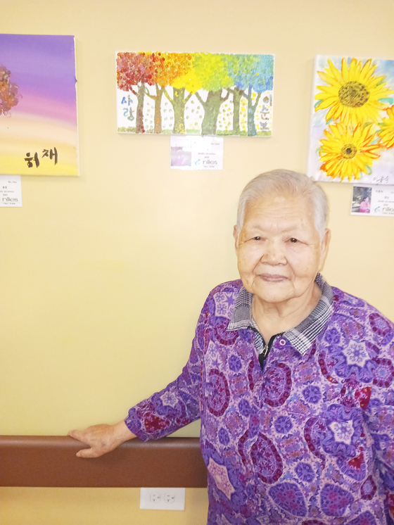 나일스 요양원 이순복(96세) 할머니가 자신의 작품 앞에서 기념 촬영을 했다.