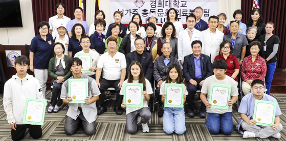 OC한인회관에서 지난달 30일 열린 의료 박람회 참가자들이 한자리에 모였다.  ［평통 제공］ 