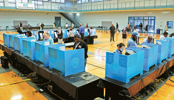 조지아주 노크로스의 체육관에서 중간선거 투표를 하는 유권자들. 이번 선거에서는 주지사 36명도 뽑았다. [로이터]