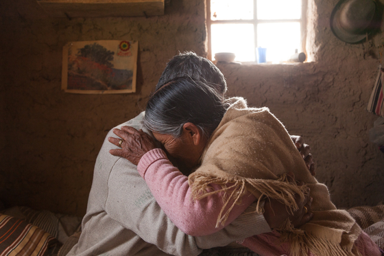 안데스 고산지대에 사는 노부부는 기후변화가 자신들의 운명을 앗아간다 하더라고 그들의 삶의 방식을 바꾸기를 거부한다. [KinoLorber]