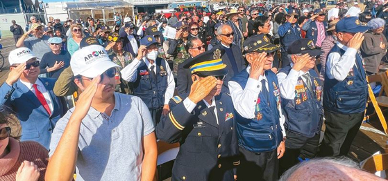 11일 재향군인의 날을 맞아 한인 재향군인 관련 단체 관계자 50여명이 이날 오전 샌타모니카 피어에서 열린 기념식에 참석했다. 이날 행사는 연방 육군성이 주최한 행사로 한인사회에서는 6.25기념사업회, 6.25참전유공자회, 월남전참전자회 CA지회, 영관장교연합회, 육군동지회/육군협회, KWVA#328, 3.1여성동지회, 헌병전우회, 포병전우회, 예비역기독군인회 관계자가 참석했다. 김상진 기자