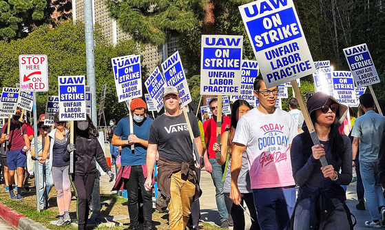 UCLA를 비롯해 UC계열 10개 대학의 노조 소속 교직원 4만8000명이 급여인상과 복리후생 향상을 요구하며 14일 파업에 돌입했다. 이날 오전 UCLA 소속 교직원들이 대학 입구에서 피켓 시위를 벌이고 있다. 김상진 기자