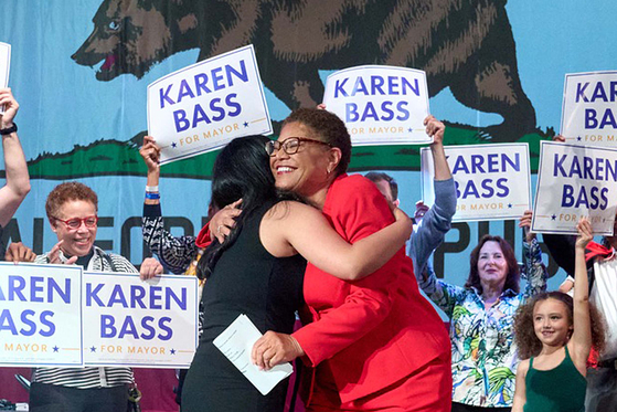 캐런 배스 연방하원의원이 LA 첫 여성 시장직에 올랐다. 배스 당선자가 지난달 27일 버니 샌더스 상원의원과 플라야 비스타에서 가진 유세에서 지지자의 포옹을 받고 있다.  [로이터] 