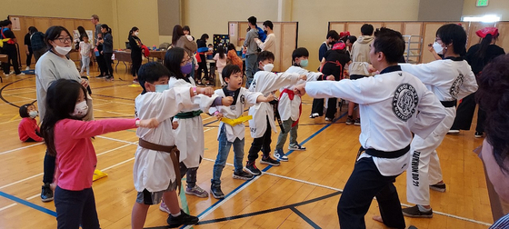 남가주새누리교회 한국학교에서 진행한 전통문화체험 학습 모습
