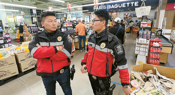 총기 휴대 면허를 소지한 시큐리티 요원들이 17일 LA한인타운 시온마켓 매장 안을 순찰하고 있다. 김상진 기자 