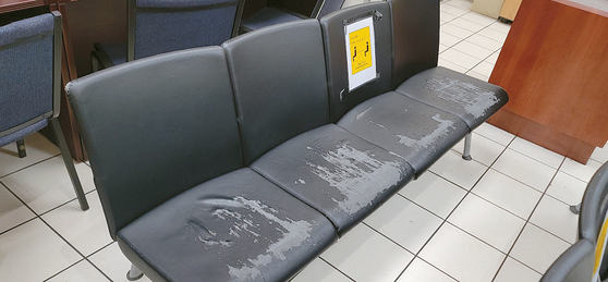 LA총영사관 민원실 대기 공간에 놓인 의자의 지저분한 모습. [독자 제공] 