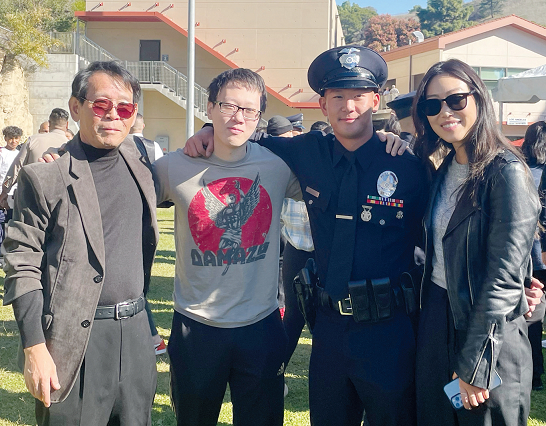 LAPD 아카데미 임관식이 끝난 후 한인 신임경관인 스티브 장(오른쪽 두 번째)씨가 가족들과 함께 기념촬영을 하고 있다.