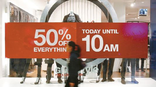 인플레이션으로 매출과 수익이 감소하면서 소매업체들이 연말 쇼핑 시즌 대대적인 할인을 준비 중이다.  [로이터]