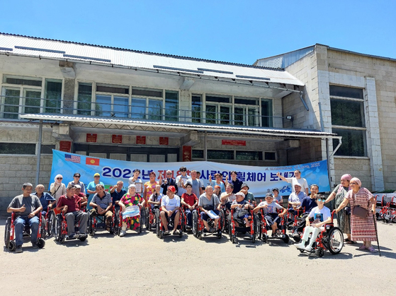 지난 7월 키르기스스탄에서 진행된 작은나눔의 휠체어 전달식.  [사진 작은나눔]