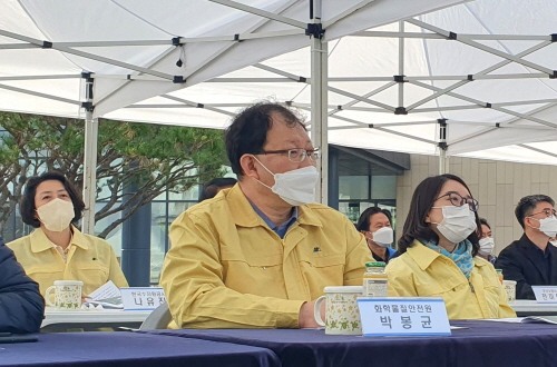 화학물질안전원 박봉균 원장이 25일 전북 군산 삼양이노캠에서 열린 2022년 재난대응 안전한국훈련에 참관했다.