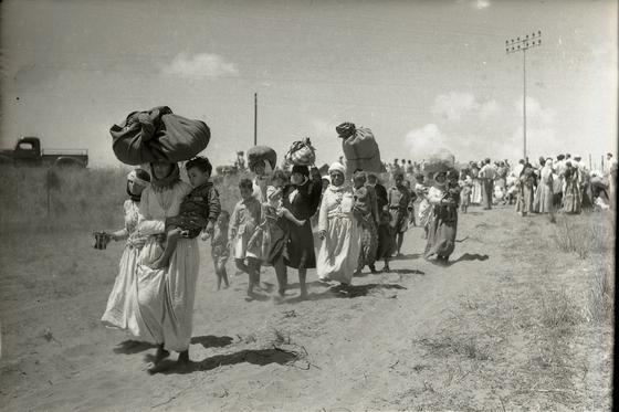 1948년 요르단으로 추방당하고 있는 탄투라 지역의 팔레스타인 사람들. 중동의 위기 상황에 관심이 있는 사람이라면 반드시 봐야 할 영화다. [BenoRothenberg collection, Reel Peak Films] 