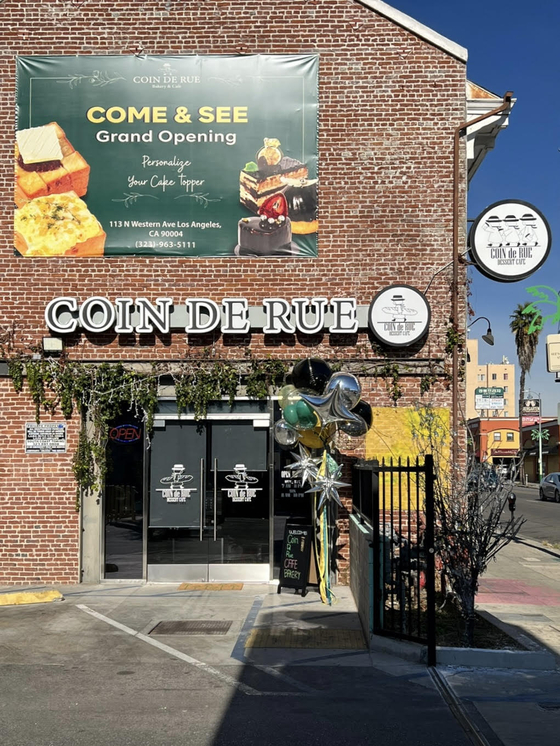 한국 유명 10대 빵집의 빵과 매주 출시되는 새로운 메뉴들을 만날 수 있는 코안도르 2호점은 LA 웨스턴과 1가에 위치한다.