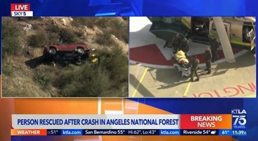 앤젤레스 국유림에서 차량 전복 사고로 나흘 정도 부서진 차량에 갖혀 있던 사람이 30일 기적적으로 구조됐다.