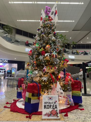 애틀랜타 공항에 전시된 크리스마스 트리 [출처 애틀랜타 총영사관 홈페이지]