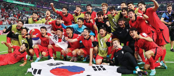 2일 카타르 알라이얀의 에듀케이션시티 스타디움에서 열린 2022 카타르 월드컵 H조 3차전에서 포르투갈을 2대 1로 이기며 16강 진출에 성공한 한국 선수들이 기뻐하며 기념촬영을 하고 있다.  [연합뉴스]