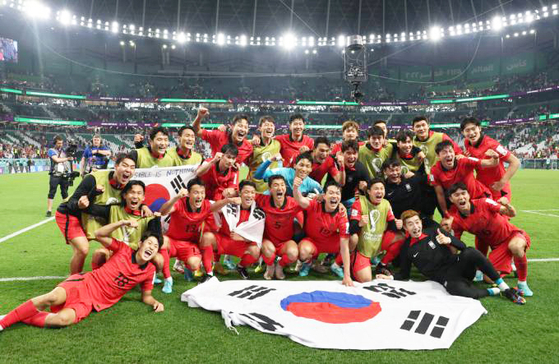 2022 카타르 월드컵 대회서 포르투갈을 2-1로 꺾고 16강 진출에 성공한 한국 선수들이 기뻐하고 있다. [연합뉴스]