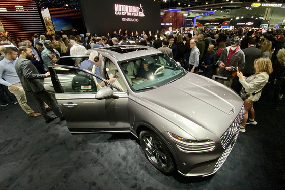  제네시스가 SUV 모델들의 판매 호조에 힘입어 처음으로 연간 판매량 5만대를 돌파했다. 지난달 LA컨벤션센터에서 열린 LA오토쇼에서 관람객들로 붐비는 제네시스 부스. 박낙희 기자