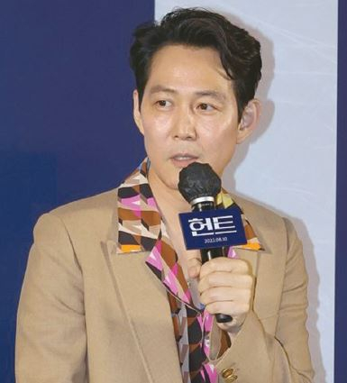 영화 ‘헌트’제작보고회에서 감독 겸 배우 이정재가 인사말을 하고 있는 모습.  [연합]
