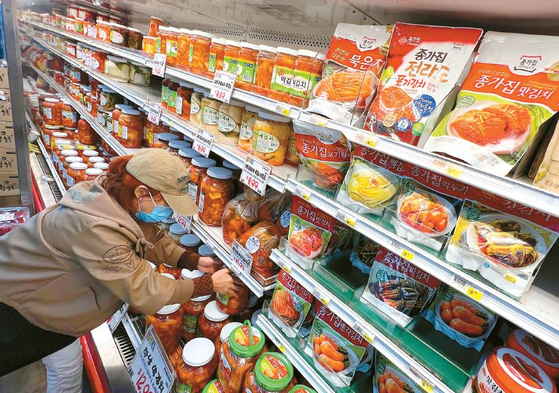 한국산 김치와 현지 생산 김치의 가격 차이가 좁혀지면서 수요가 늘자 한인마켓에서 한국산 김치 섹션을 늘리고 있다. 김상진 기자