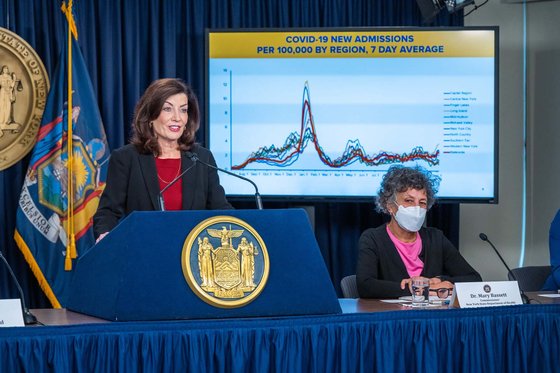 캐시 호컬(연단) 뉴욕주지사가 7일 맨해튼에서 기자회견을 열고, 코로나19와 독감, RSV 등 겨울철 호흡기 질환 유행에 대해 경고 메시지를 보냈다. 그는 “뉴욕주는 앞으로도 경계를 늦추지 않을 것이며, 주민들에게 코로나19 상황에 대해 꾸준히 업데이트하겠다”고 전했다. [뉴욕주지사실]