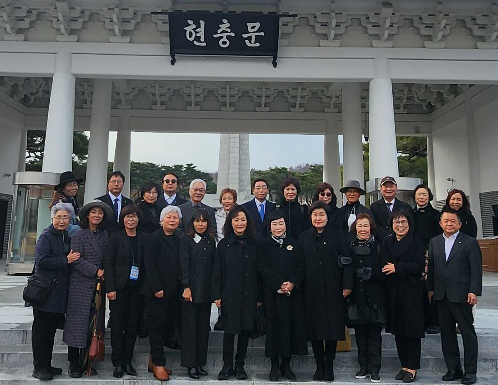 민주평통 오렌지샌디에이고 협의회(이하 OC평통, 회장 김동수)가 한국 평통 동작구협의회(회장 윤홍일)와 자매결연을 맺고 상호 협력 및 사업 추진에 나선다. 양측은 첫 사업으로 UC샌디에이고와 숭실대학교 간 교환 학생 프로그램을 추진하기로 뜻을 모았다. 양측 관계자들이 지난달 27일(한국 시간) 자매결연을 맺은 뒤, 국립서울현충원의 현충문 앞에 함께 자리했다. [OC평통 제공]