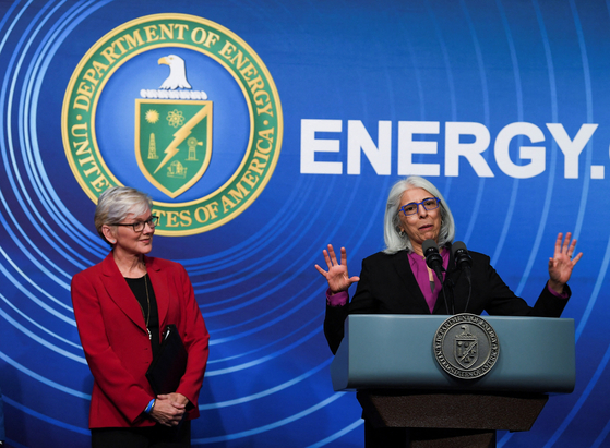 로런스리버모어국립연구소(LLNL) 과학자들이 13일 핵융합 에너지 생산에 성공했다는 기자회견을 진행 중인 가운데, 제니퍼 그랜홈(왼쪽) 에너지부 장관이 백악관 과학기술정책국장 아라티 프라바카르(연단) 박사의 발언을 듣고 있다. [로이터] 
