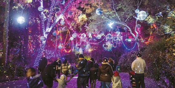 '애니멀 어글로우'(Animals Aglow)라는 주제로 열리는 LA동물원 라이트 행사는 형형색색 빛의 향연으로 관람객들을 마법의 세계로 초대한다. [LA동물원 제공] 