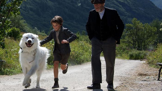 '벨과 세바스찬'은 개와 소년 간에 애틋한 관계를 그린 영화이지만 아동영화의 전형성을 넘어선다. 60년대 프랑스인들의 사랑을 받았던 TV시리즈를 영화화한 작품으로 전편과 후속작이 있다. [Omnibus Entertainment]