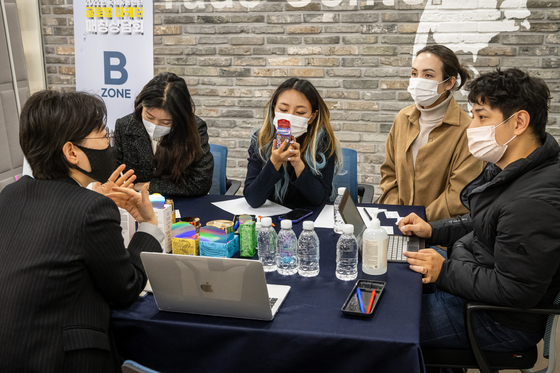 (사진=서울산업진흥원 제공) 키요민 박윤희 대표(왼쪽에서 두 번째) 와 민경하 크리에이터(왼쪽에서 네 번째)는 지난 11월 22일~25일 4일간 개최된 “2022년 국제유통센터 글로벌 매칭상담회에 참여하여 서울시 소재 우수 중소기업과 상담하고 있다.