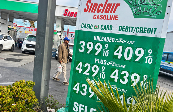 캘리포니아에서 최근 갤런당 1달러 이상 하락한 자동차용 개솔린 가격이 앞으로도 조금 더 떨어진 것으로 전망됐다. 19일 현재 LA 지역의 평균 개솔린 가격은 갤런당 4.47달러를 기록하고 있다.