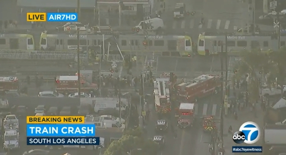 22일 오후 LA 다운타운 인근 지역에서 열차에 자동차가 부딪히며 반토막 나는 사고가 발생했다. 사고 차량의 여성 운전자는 부상을 입고 병원으로 옮겨졌다.