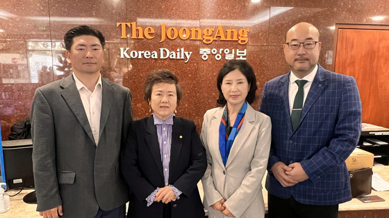 남가주 충청향우회 신구 회장단이 새 출발을 알리고 있다. 왼쪽부터 오신석 재무, 이은지 31대 신임 회장, 노정애 31대 신임 부회장, 사무엘 서 회장. 