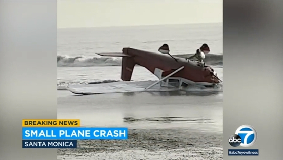 샌타모니카 해변 인근에서 22일 오후 경비행기가 추락해 2명이 부상을 입었다.