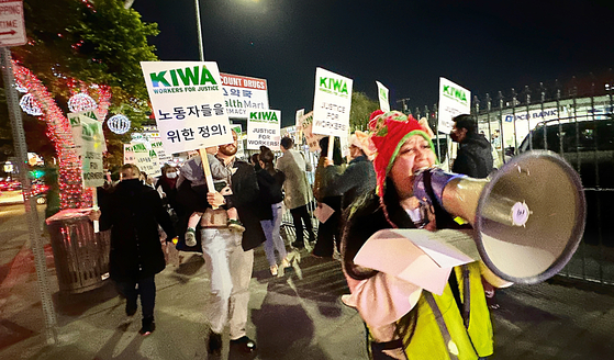 21일 오후 한남체인 건물 앞 거리에서 70여명의 시위대가 근무환경 개선과 임금 인상을 요구하는 피켓 시위를 벌였다.