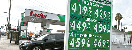 남가주 지역의 정유사가 시설 정비 등의 이유로 개스 값이 다시 오르고 있다. 지난주 3.99달러까지 내려갔던 LA지역 주유소의 개솔린 가격이 20센트나 올랐다. 김상진 기자