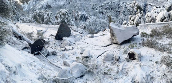 요세미티 국립공원의 포레스타 길에 계곡에서 떨어진 거대한 낙석이 널브러져 있다. [요세미티 국립공원 트위터]