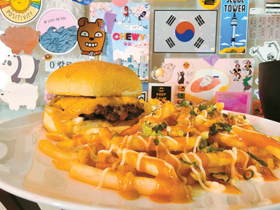 대표 메뉴 'GOCHEW 버거'와 감자튀김. [GOCHEW 페이스북]