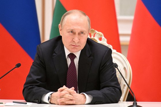 블라디미르 푸틴 러시아 대통령이 지난달 19일 벨라루스 수도 민스크에서 열린 기자회견에서 질문을 듣고 있다. 로이터=연합뉴스