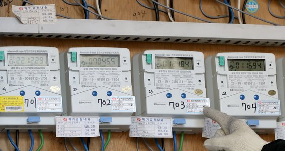 지난해 12월30일 서울 도심 내 주거시설에 설치된 전기계량기의 모습. 뉴스1
