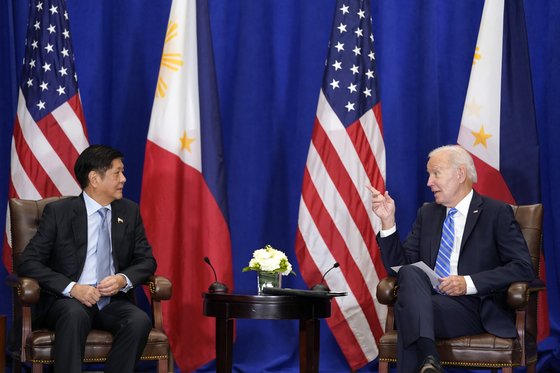 지난해 9월 미국 뉴욕에서 페르디난드 마르코스 주니어 필리핀 대통령(왼쪽)과 조 바이든 미국 대통령이 정상회담을 하고 있다. AP=연합뉴스