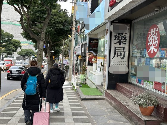 3일 오전 제주시 연동 모 대형 면세점 인근 거리를 찾은 관광객. 최충일 기자