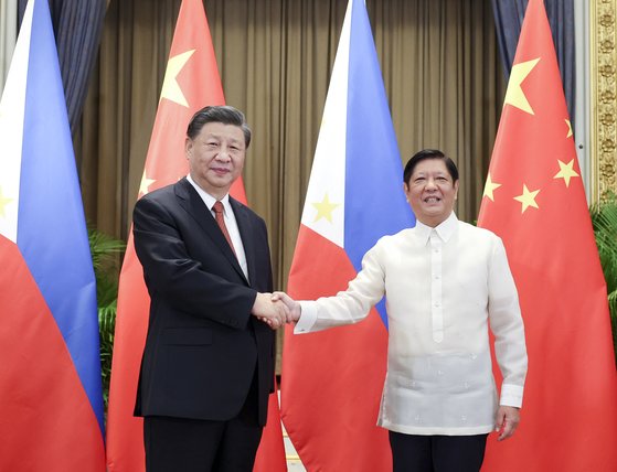 지난해 11월 태국 방콕에서 열린 아시아태평양경제협력체(APEC)정상회의에서 마르코스 주니어 필리핀 대통령(오른쪽)과 시진핑 중국 국가주석이 만나 악수하고 있다. 신화=연합뉴스