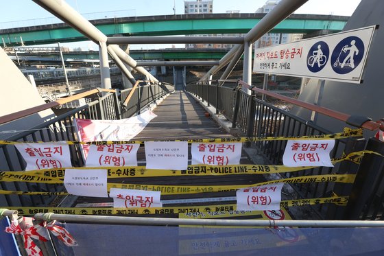 3일 오전 서울 영등포구 도림동과 신도림역을 잇는 도림보도육교가 내려앉아 진입이 통제되고 있다. 연합뉴스