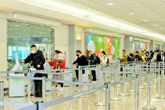 대만 중앙유행전염병지휘센터는 중국에서 대만을 찾는 여행객의 검역을 1일부터 강화했다. 첫 중국발 여객기에서 내린 탑승객들이 검역을 받고 있다. 사진=대만중앙사 