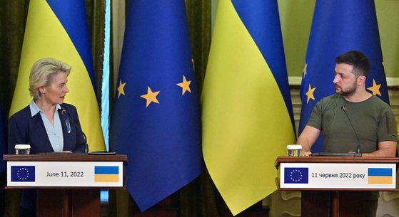 우르줄라 폰데어라이엔 유럽연합(EU) 집행위원장이 지난해 6월 11일(현지시간) 우크라이나 수도 키이우를 방문해 볼로디미르 젤렌스키 우크라이나 대통령과 회담 뒤 기자회견을 하고 있다. AFP=뉴스1