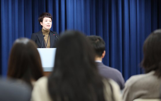 윤김은혜 대통령실 홍보수석이 4일 오전 서울 용산 대통령실 청사에서 열린 브리핑에서 "윤석열 대통령이 오전 회의에서 합동 드론부대 창설 및 스텔스 무인기 연내 개발을 지시했다"고 밝히고 있다. 연합뉴스